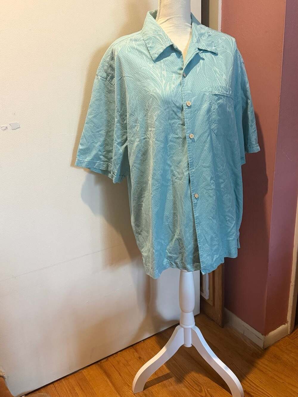 Tommy Bahama Light Blue Tropical Leaf Silk Short Sleeve Button Up Hawaiian Shirt